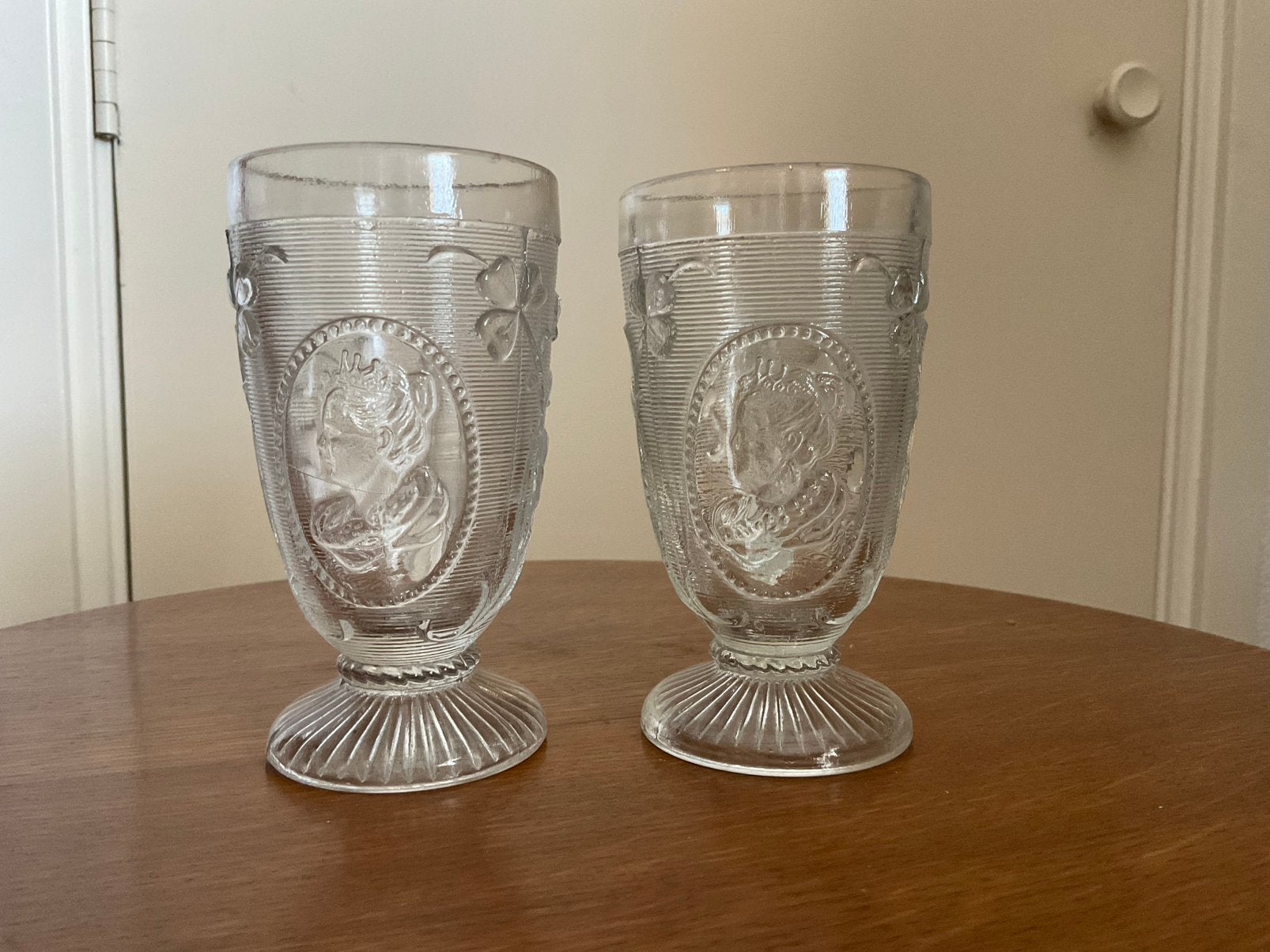 Antiek 2 Mosterdglazen Koningin Wilhelmina 1906, Antiek en Kunst, Antiek | Glas en Kristal, Ophalen of Verzenden