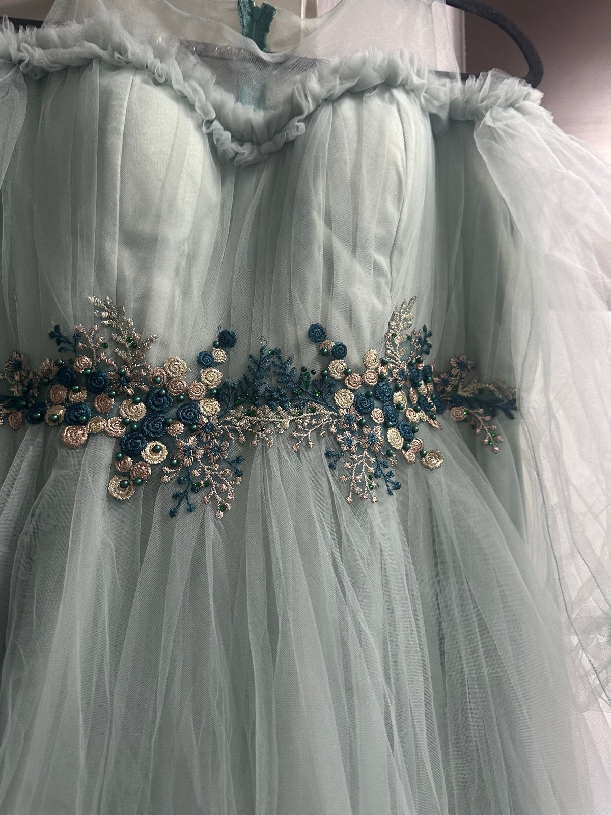 Elegante mintgroene galajurk met bloemenborduursel, Kleding | Dames, Gelegenheidskleding, Galajurk, Ophalen of Verzenden, Zo goed als nieuw