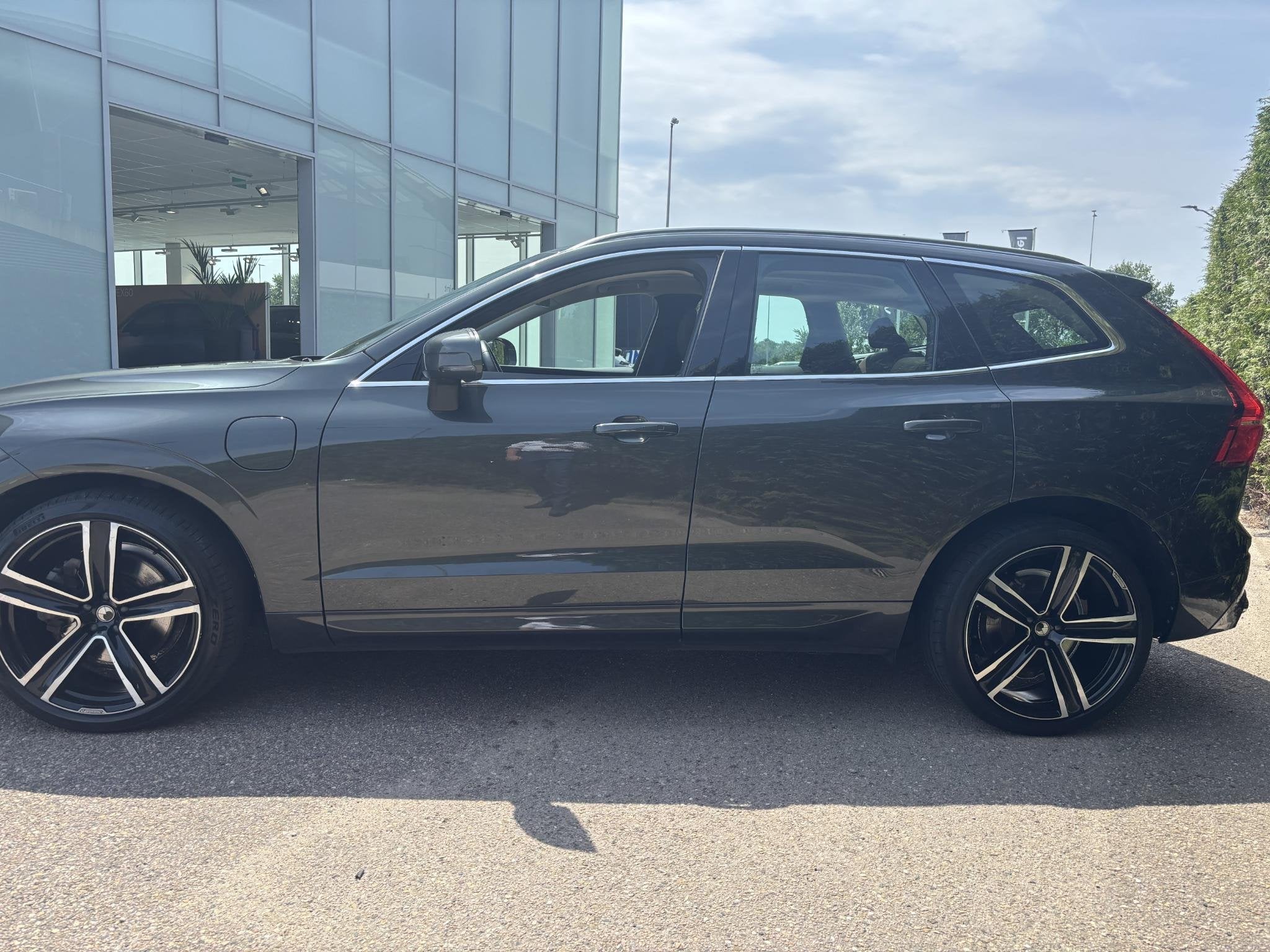 Volvo XC60 T8 Twin Engine AWD Momentum Luchtvering Heico Aut, Auto's, Volvo, 12 maanden, Gebruikt, 320 pk, Leder en Stof