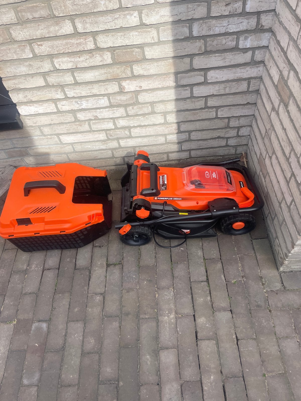 Powerplus 20V Accu Grasmaaier 330mm met Opvangbak, Ophalen, Cirkelmaaier, Gebruikt, Accu-grasmaaier