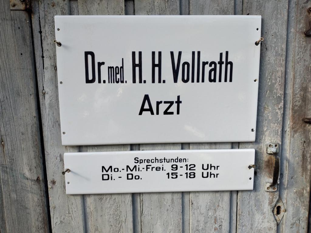 Emaille reclamebord tekstbord DR.MED.H.H.VOLLRATH ARZT, Ophalen of Verzenden, Gebruikt, Reclamebord