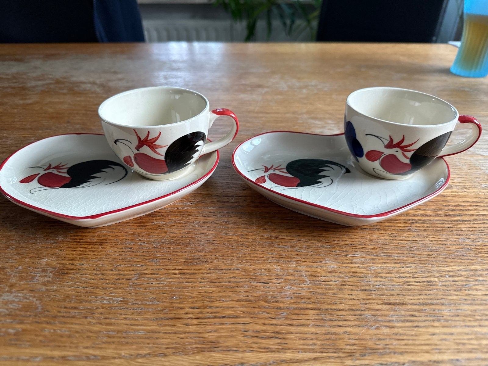 2 Vintage Kop en Schotel met Haan - Sawa Hasa Thailand, Overige merken, Keramiek, Vintage, Ophalen of Verzenden