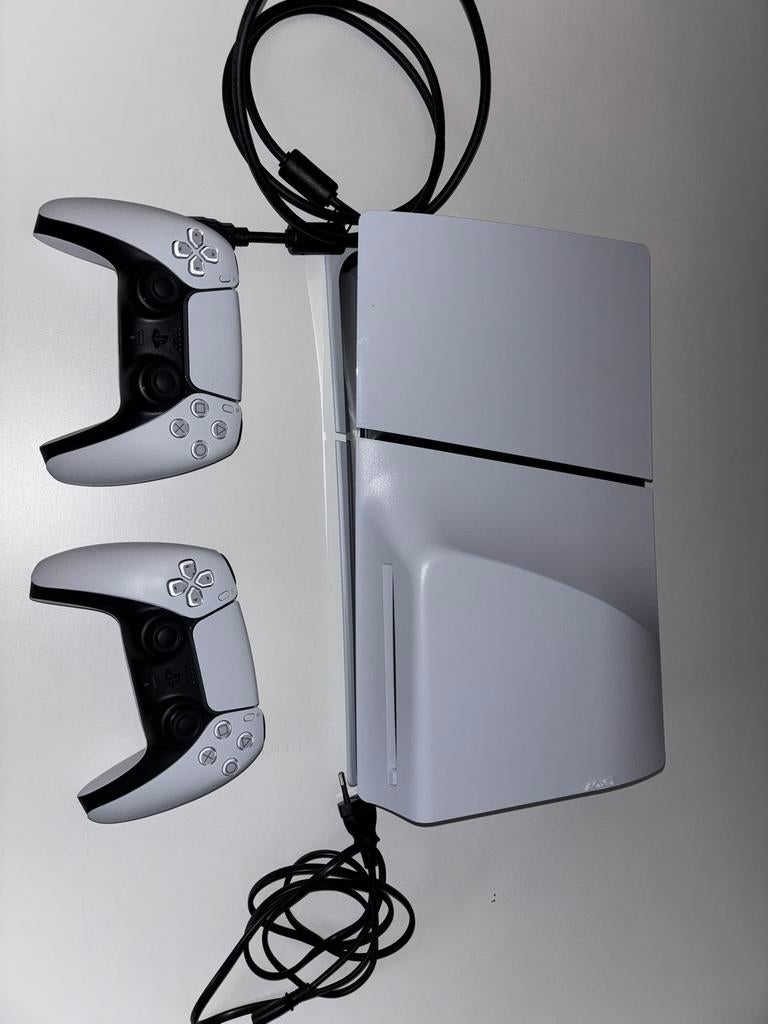 PlayStation 5 + 2 controllers, Spelcomputers en Games, Spelcomputers | Sony PlayStation 5, Ophalen of Verzenden, Zo goed als nieuw