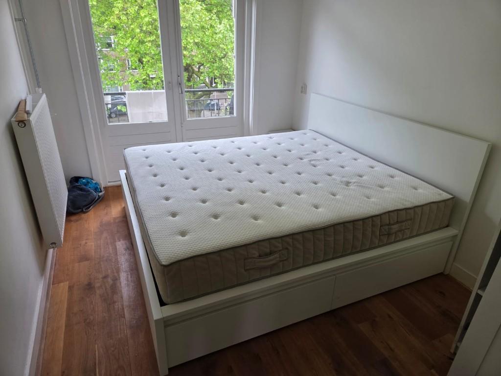 IKEA Bed MALM met onder lades en NIEUWE matras VATNESTRÖM, Ophalen, Wit, Tweepersoons, Zo goed als nieuw