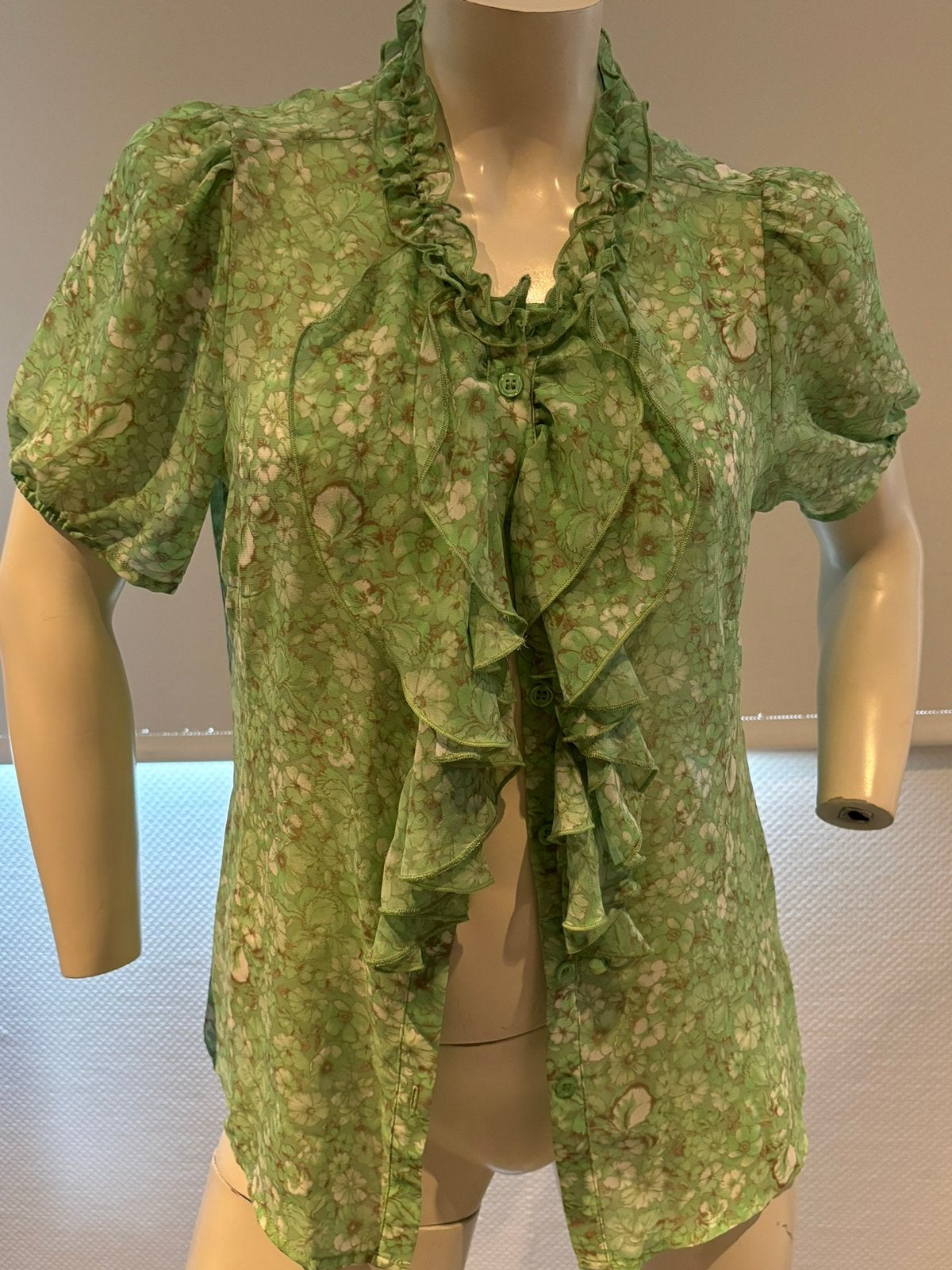 Cream bloesje met roesjes maat 36, Ophalen of Verzenden, Zo goed als nieuw, Maat 36 (S), Groen