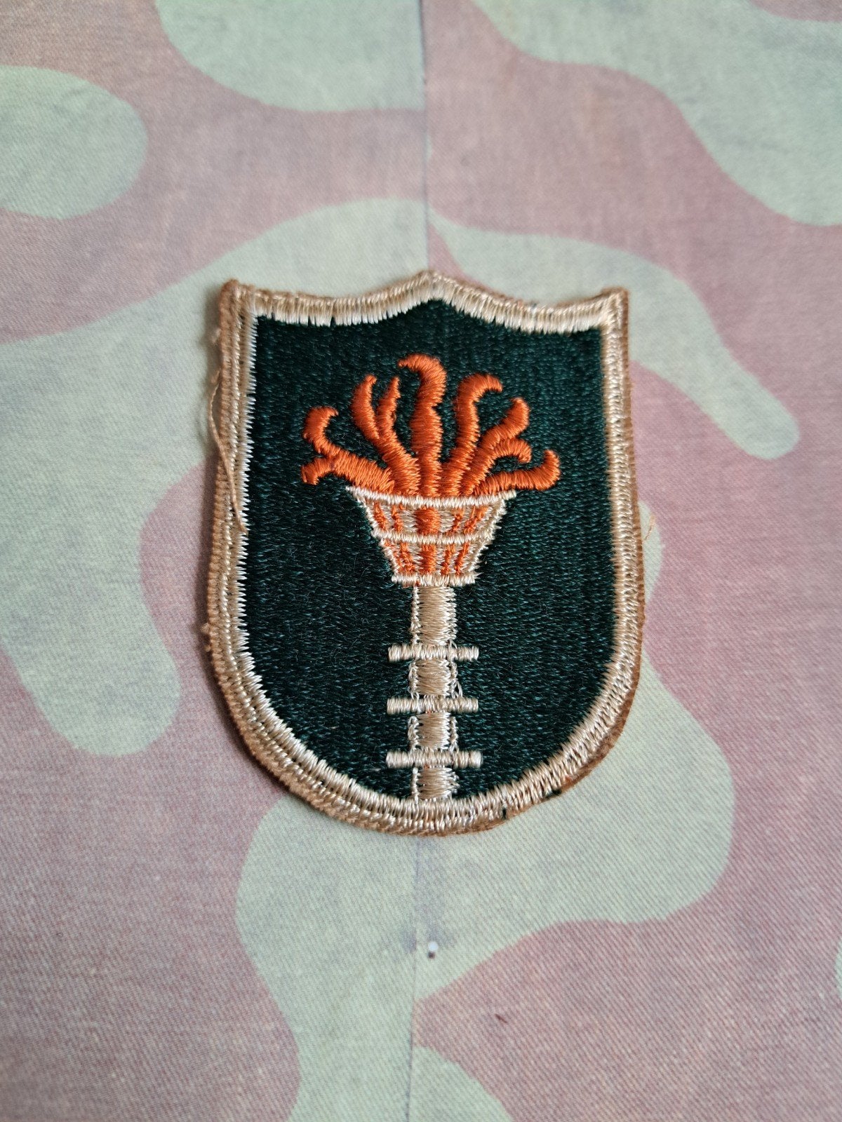US Army Korea Communications zone embleem, Ophalen of Verzenden, Landmacht, Amerika, Embleem of Badge