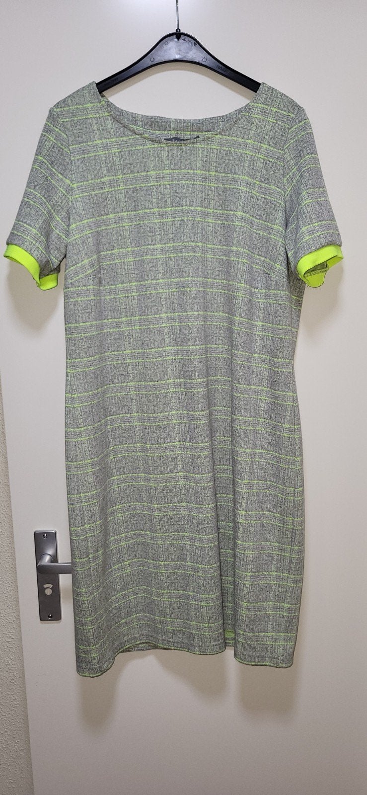 Geisha jurk grijs met neon groen, maat XL/42, Geisha, Maat 42/44 (L), Ophalen of Verzenden, Zo goed als nieuw