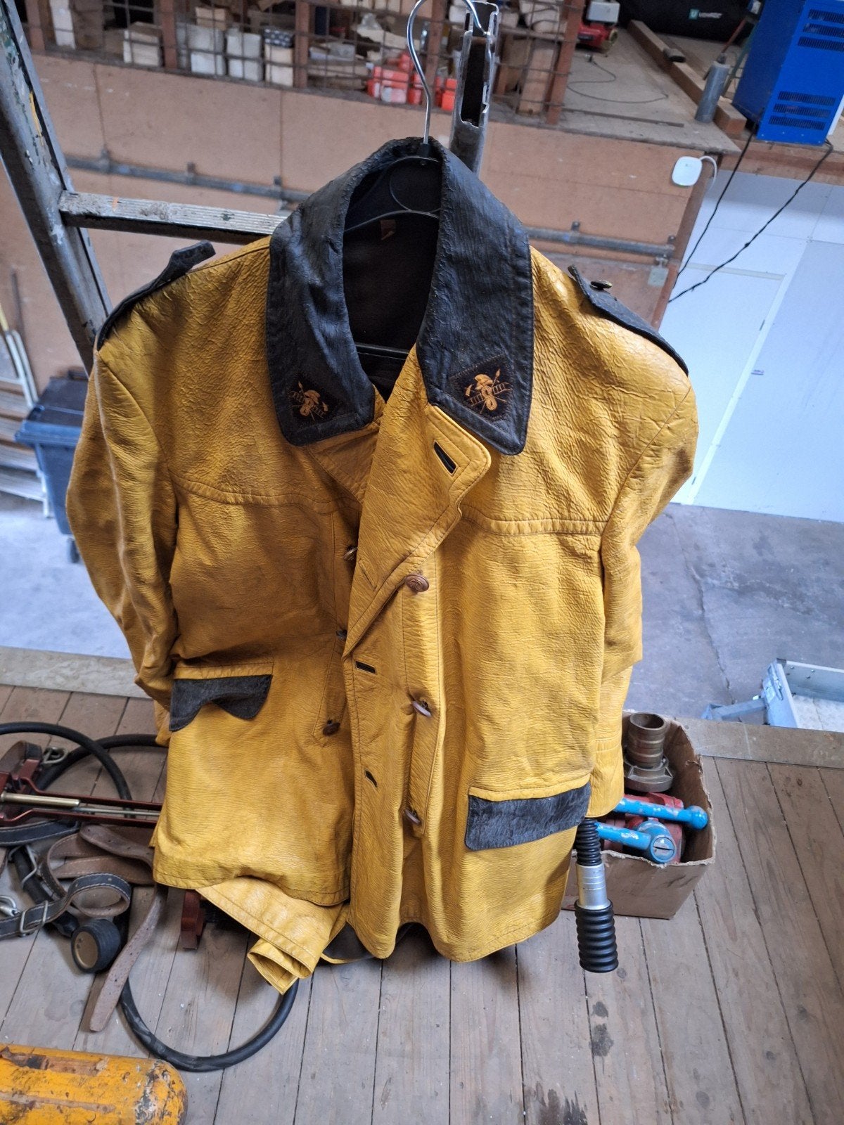 palletbox vol antieke brandweer kleding, Ophalen