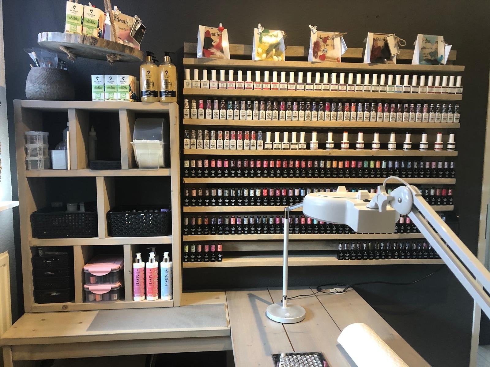 Manicure tafel met opbergruimte en nagellakrek