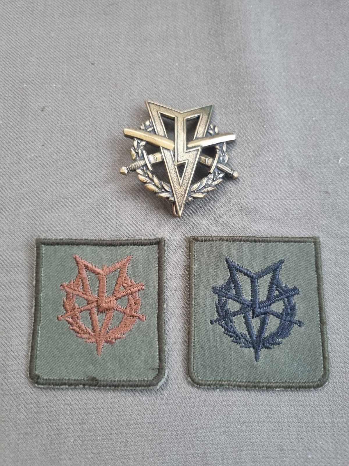 speld en patches MLV, Ophalen of Verzenden, Landmacht, Nederland, Embleem of Badge