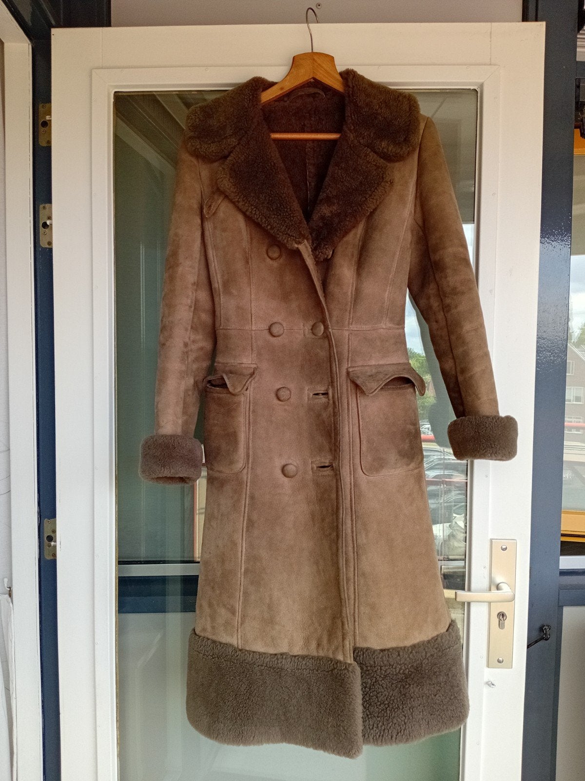 Licht beige suède damesjas met imitatie bont, maat 34-36, Ophalen, Gedragen, Maat 34 (XS) of kleiner, Beige