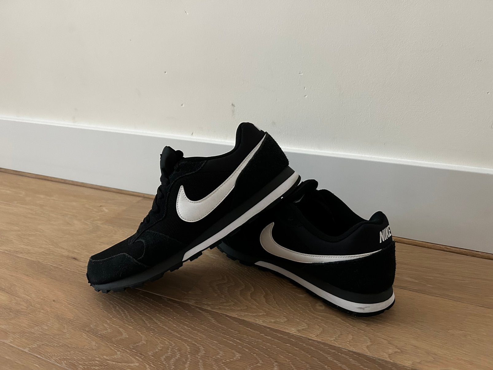 Nike MD Runner2 zwart suede Mt 43, Ophalen of Verzenden, Zo goed als nieuw, Sportschoenen, Zwart
