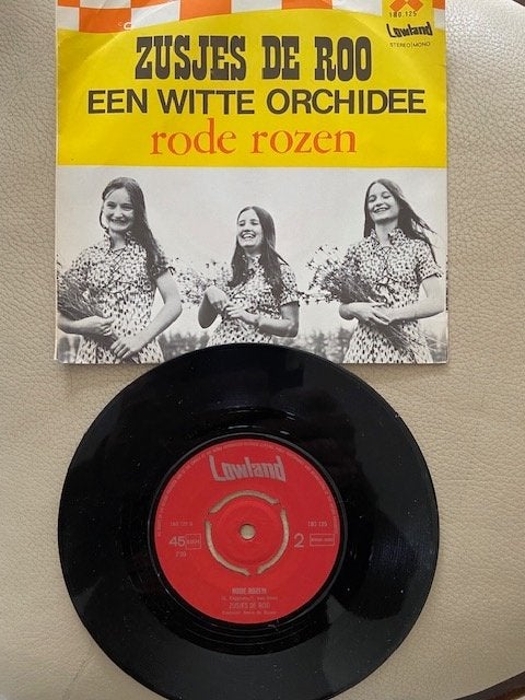 Single zusjes de Roo rode rozen een witte orchidee, Gebruikt, 7 inch, Ophalen of Verzenden, Beschermende buitenhoes
