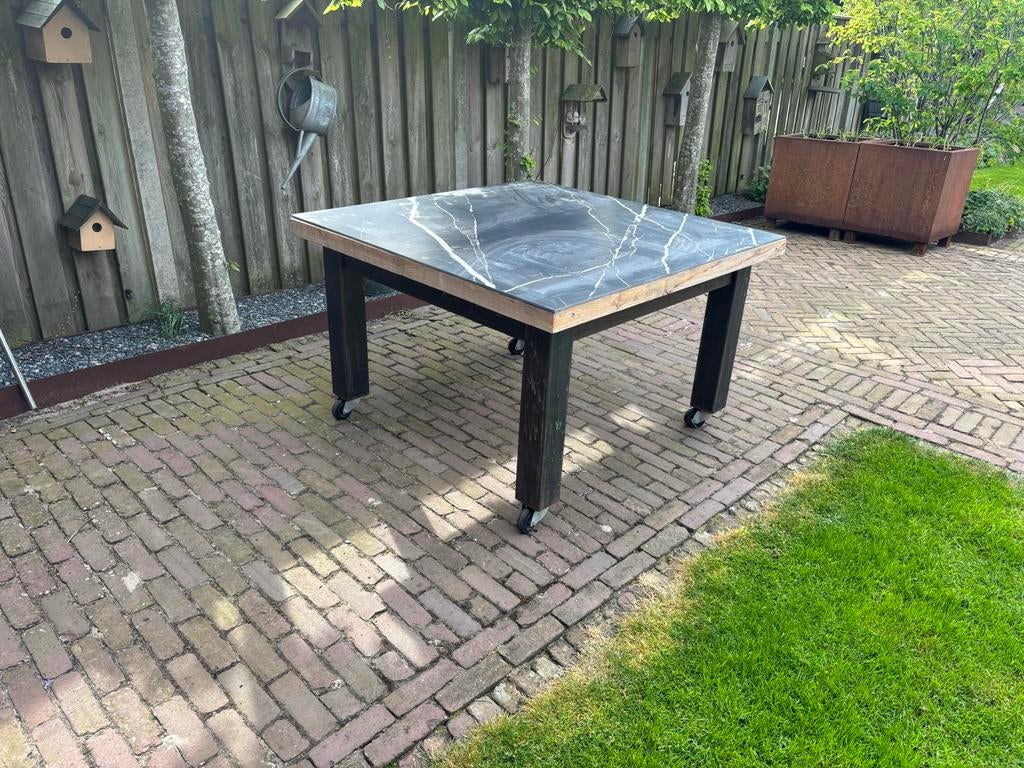 Buiten tafel met wielen, stalen frame en houten omranding, Ophalen of Verzenden, Gebruikt, Vierkant, Hout
