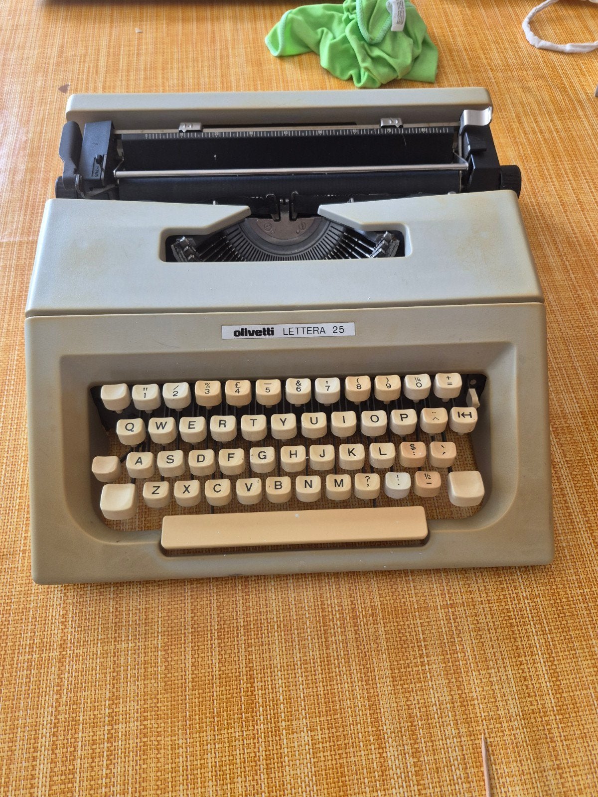 Vintage Olivetti Lettera 25 typemachine + originele draagtas, Diversen, Typemachines, Ophalen, Gebruikt
