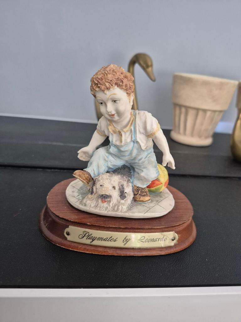 Leonardo beeldje: Jongen met hond en bal - 'Playmates', Ophalen of Verzenden