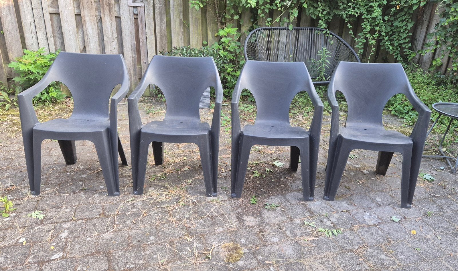 4 kunststof kuipstoelen antraciet, stapelbaar, Ophalen, Gebruikt, Kunststof, Stapelbaar