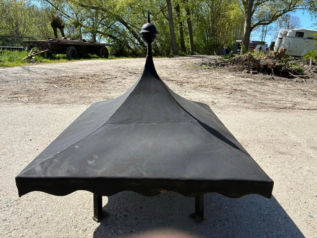 Decoratieve metalen schoorsteenkap, Ophalen, Gebruikt