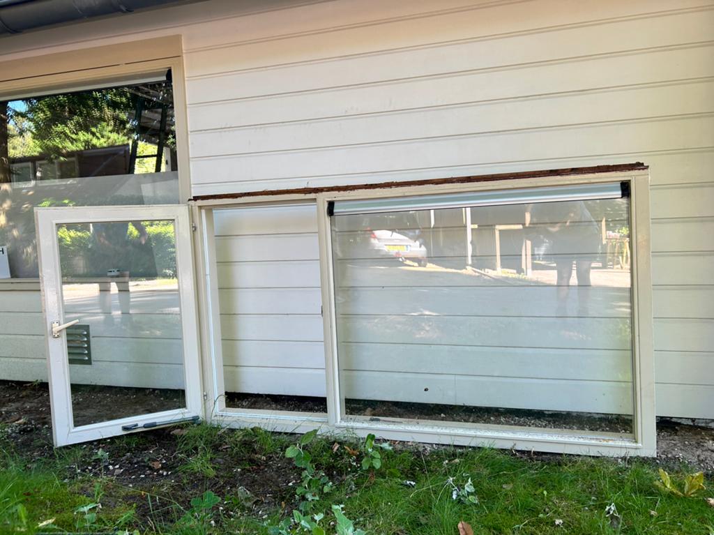 Hardhouten raamkozijn met uitzetraam, Doe-het-zelf en Verbouw, Gebruikt, Raamkozijn, Inclusief glas, 75 tot 150 cm