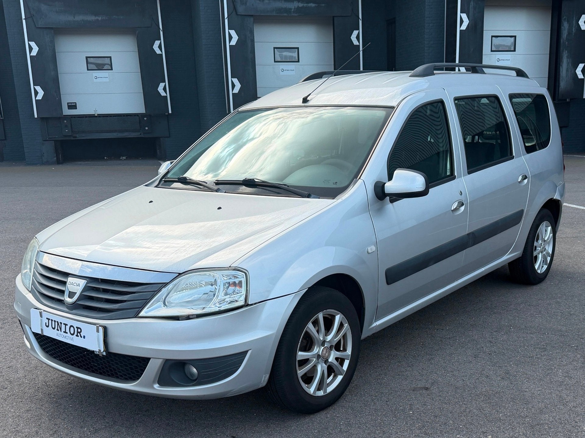 Dacia Logan MCV 1.6-16V Lauréate AIRCO/BLUETOOTH/VOLLEDIGON, Auto's, Stof, Gebruikt, Zwart, 4 cilinders