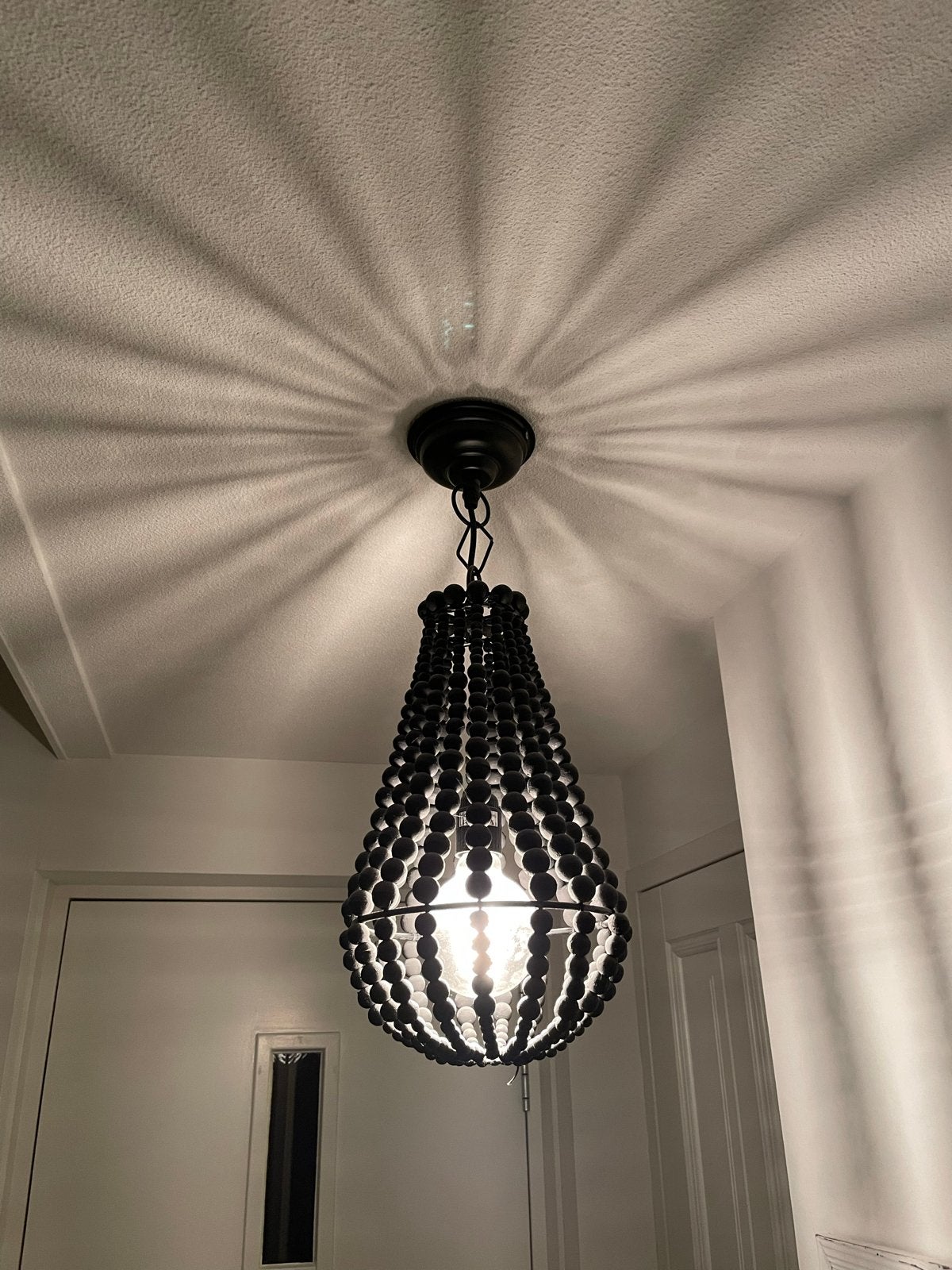 Leuke zwarte kralenlamp - Hanglamp met uniek design, Huis en Inrichting, Ophalen of Verzenden, Zo goed als nieuw, Natuurlijk materiaal
