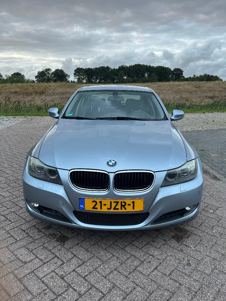 BMW 3-Serie 2.0 I 318i Facelift | 2009, Auto's, Achterwielaandrijving, Zwart, Blauw, Origineel Nederlands