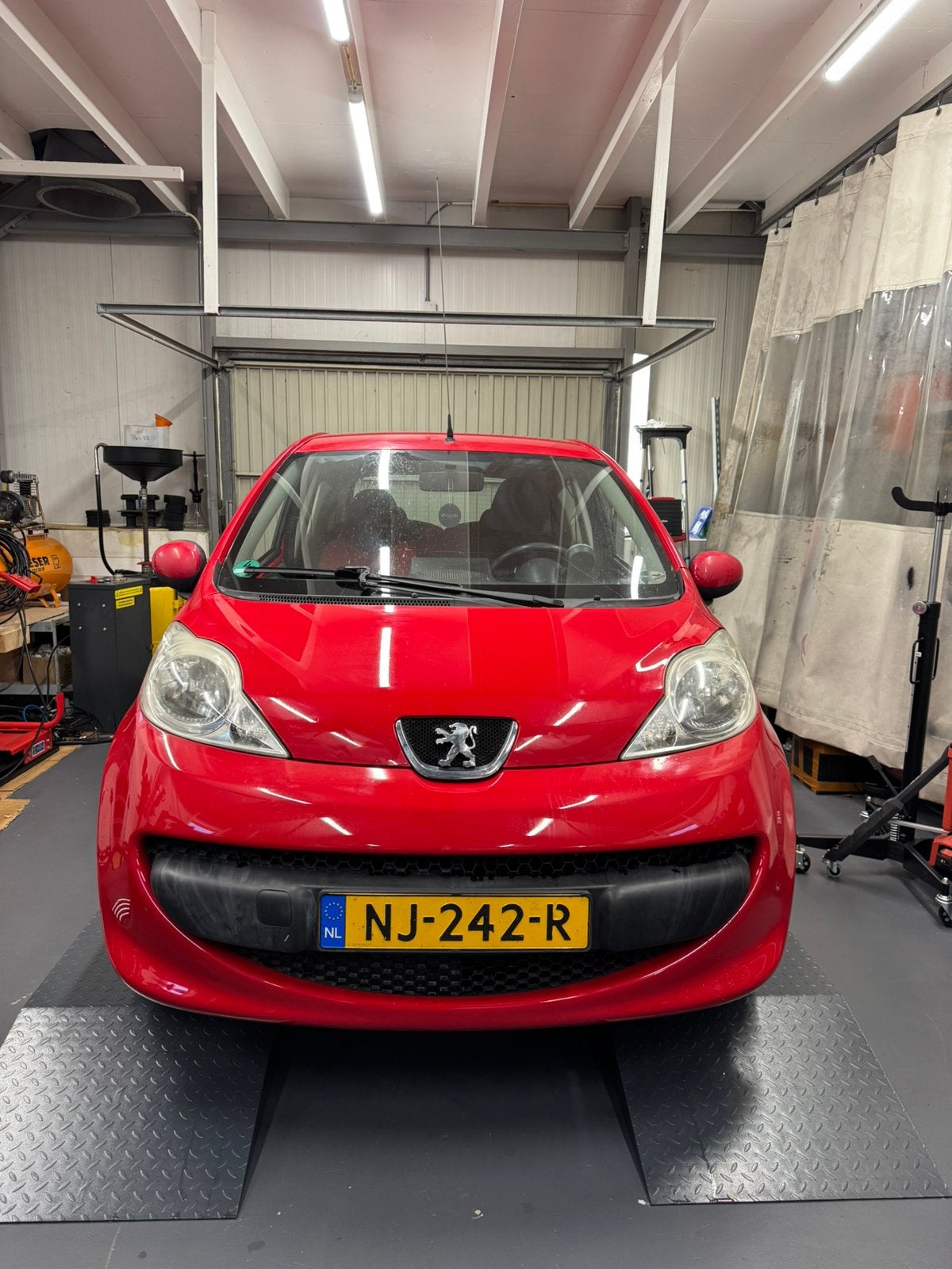 Peugeot 107 1.0 12V 3DR 2007 Rood, Auto's, Peugeot, Voorwielaandrijving, 4 stoelen, 68 pk, Handgeschakeld