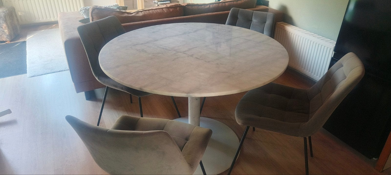 Ronde marmeren eettafel met 4 stoelen, Rond, Ophalen of Verzenden, Zo goed als nieuw, Modern