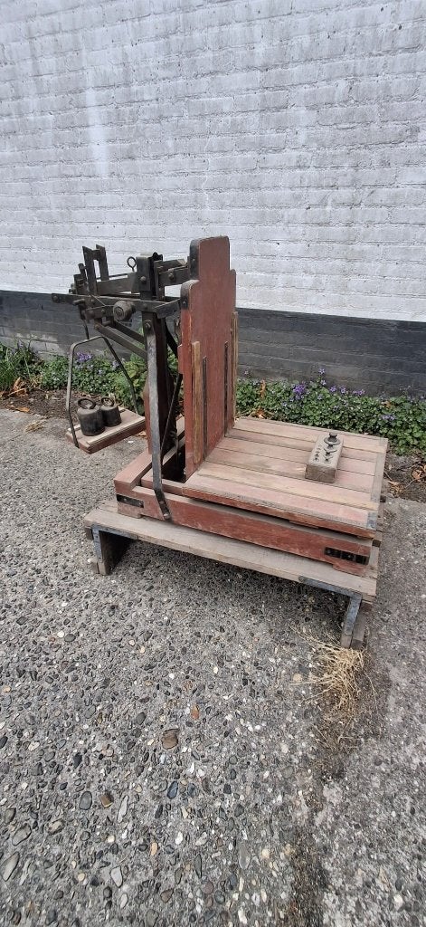 Antieke bascule weegschaal / oude houten platformweegschaal, Ophalen