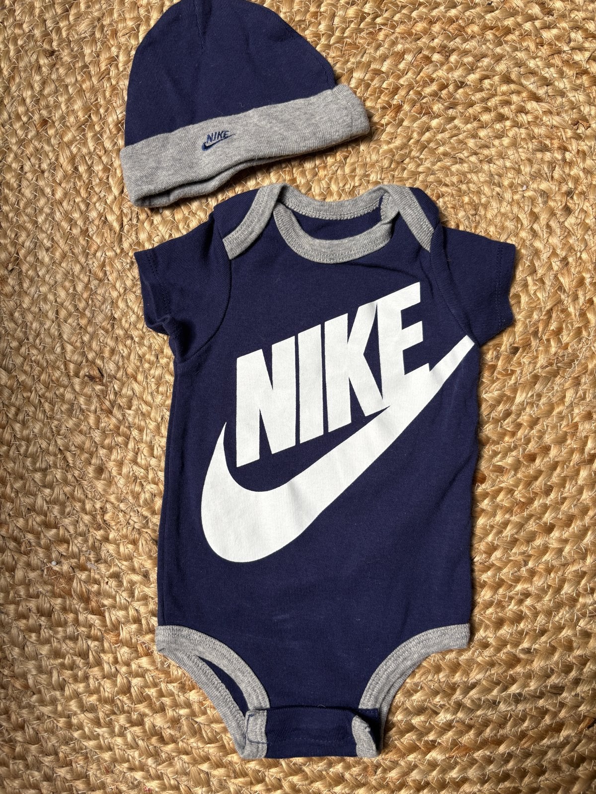Nike baby romper en mutsje set - 70-80 CM, Ophalen of Verzenden, Zo goed als nieuw, Jongetje of Meisje