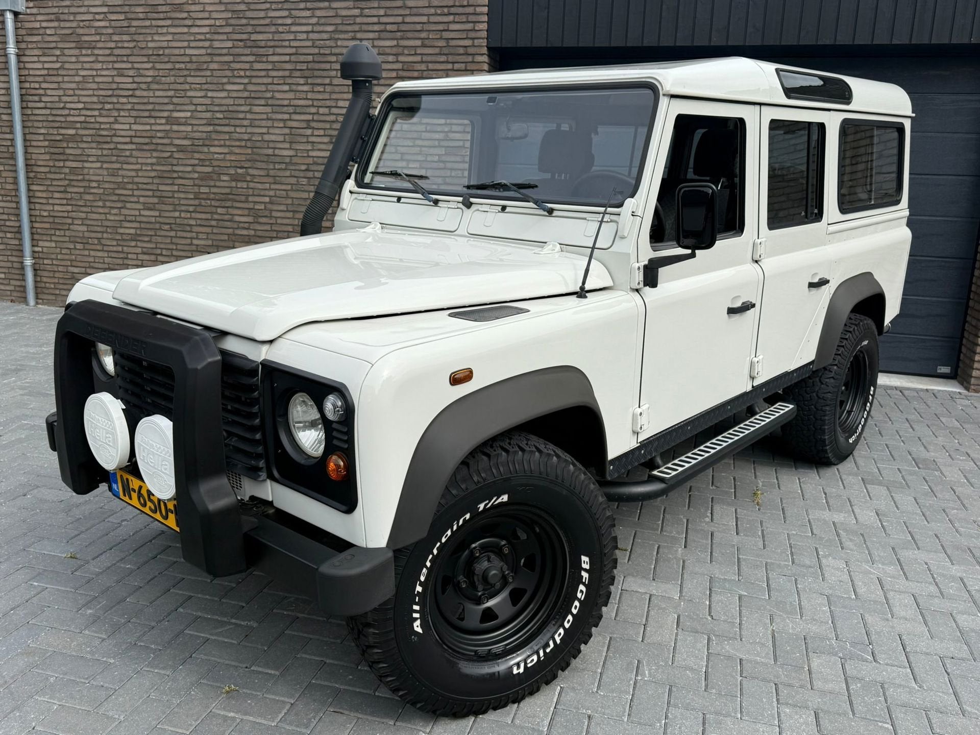 Land Rover Defender 2.5 TD5 110 DC E, 5 PERS, TOPSTAAT!, AIR, Auto's, Land Rover, Gebruikt, Zwart, Wit, 10 km/l