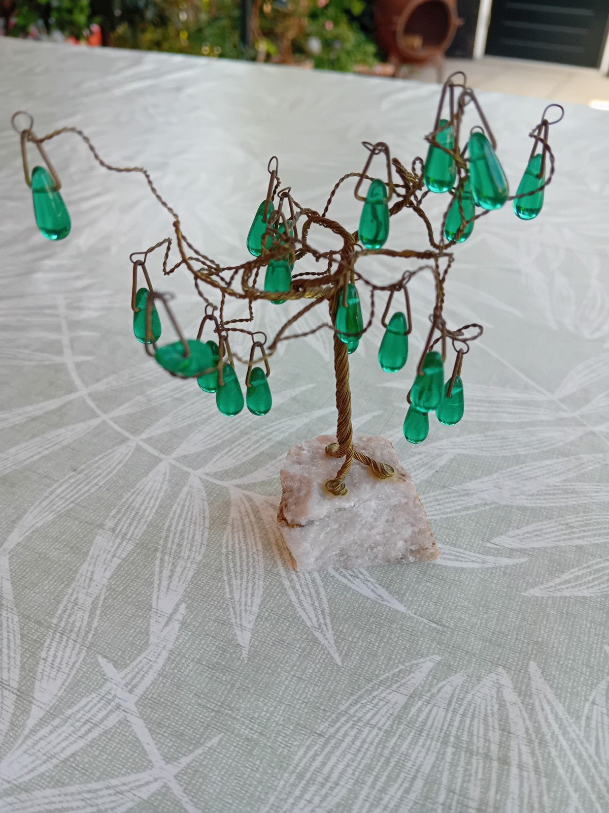 Decoratieve boom van draad en glaskralen op steen, Huis en Inrichting, Woonaccessoires | Overige, Groen, Overige stijlen, Ophalen of Verzenden