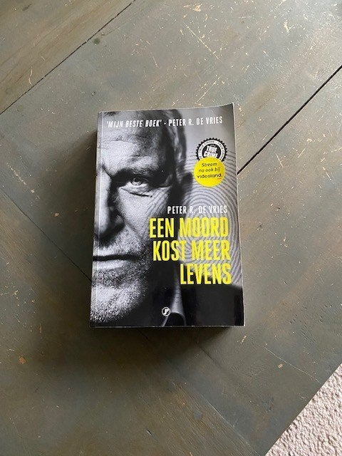 A10–boek Een moord kost meer levens Peter R. de Vries zgan, Ophalen of Verzenden, Zo goed als nieuw