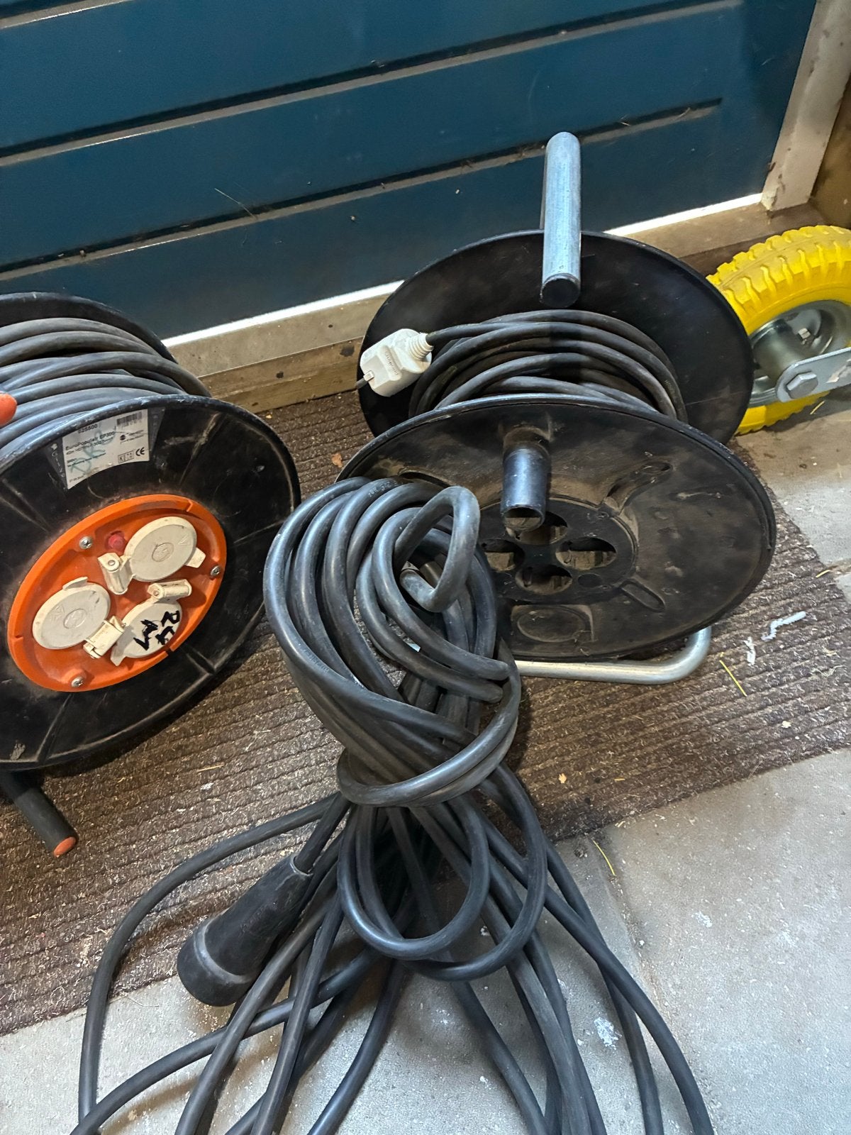 2 haspels (22m, 24m) en 1 losse kabel (16m), Ophalen, Gebruikt, Kabelhaspel