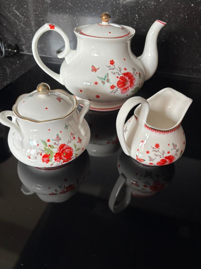 Te koop servies Room Seven Winter Poppy, Huis en Inrichting, Ophalen of Verzenden, Zo goed als nieuw, Porselein, Overige stijlen