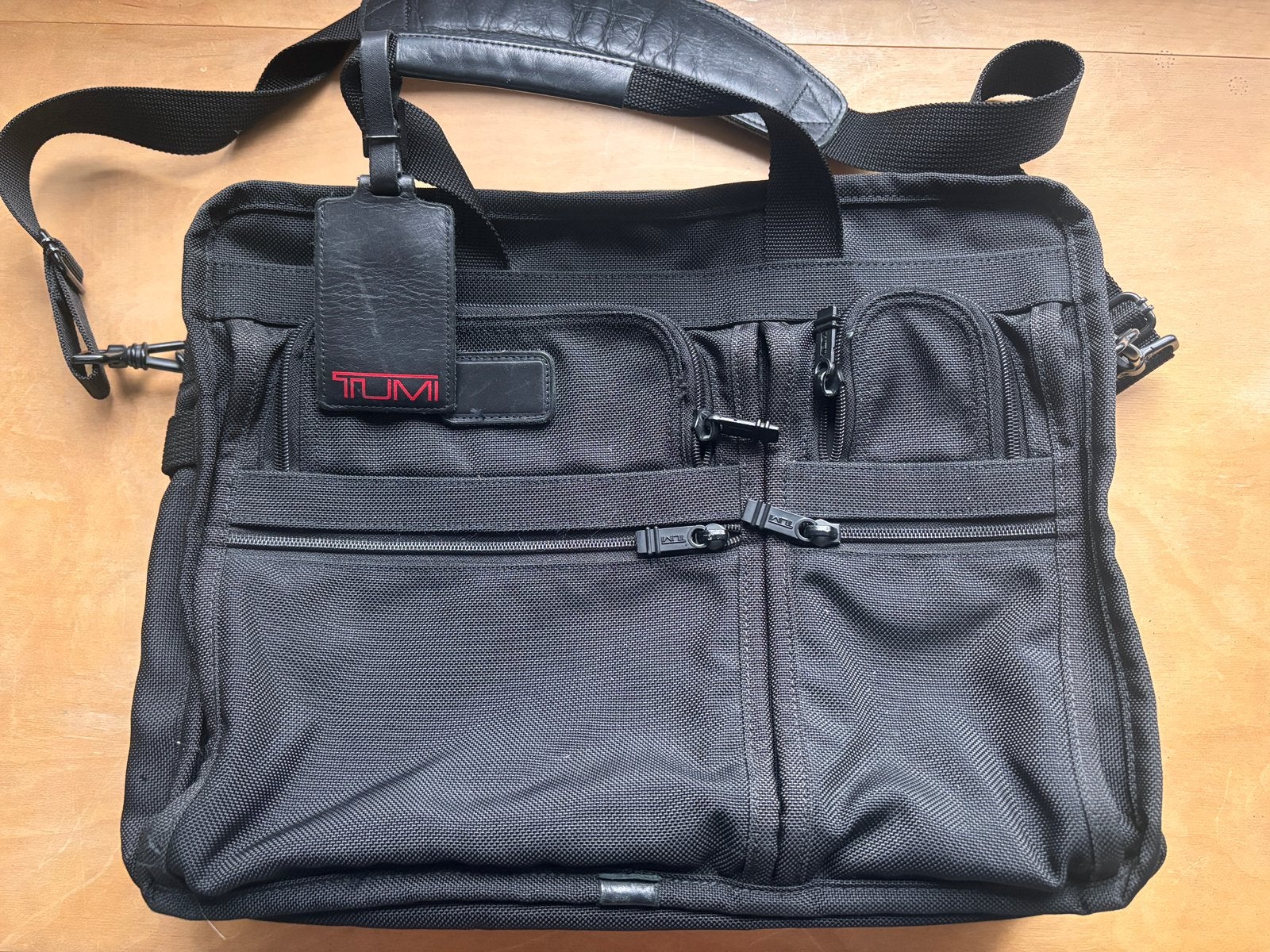 Tumi laptoptas, Ophalen of Verzenden, 17 inch of meer, Zo goed als nieuw