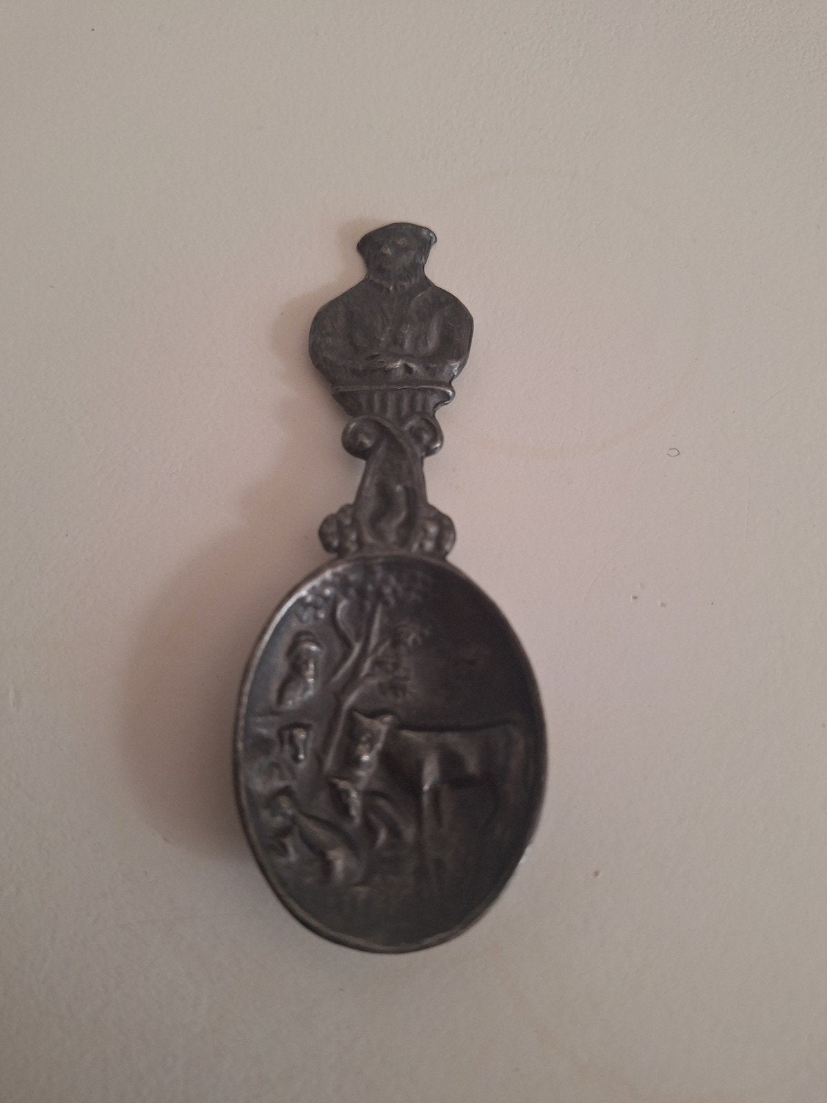Antieke tinnen lepel met reliëf - OUD-HOLL TINGIETERIJ, Antiek en Kunst, Antiek | Tin, Ophalen of Verzenden