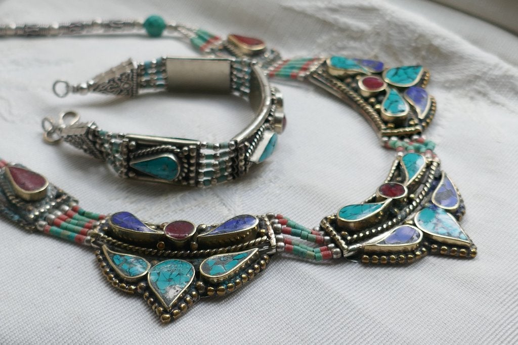 Tibetaanse vintage set met edelstenen kett. + armband, Sieraden, Tassen en Uiterlijk, Antieke sieraden, Verzenden, Overige materialen