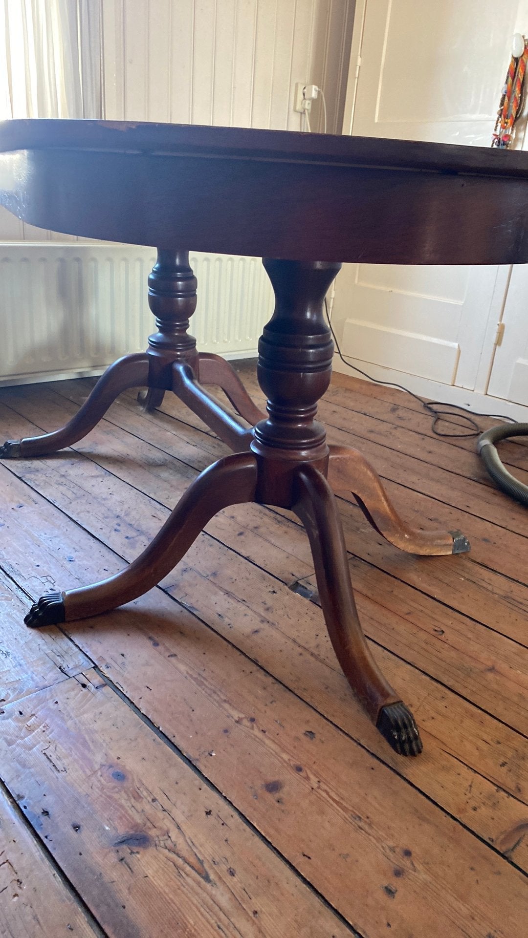 Oude gefineerde ovalen tafel met koperen pootjes, Antiek en Kunst, Ophalen
