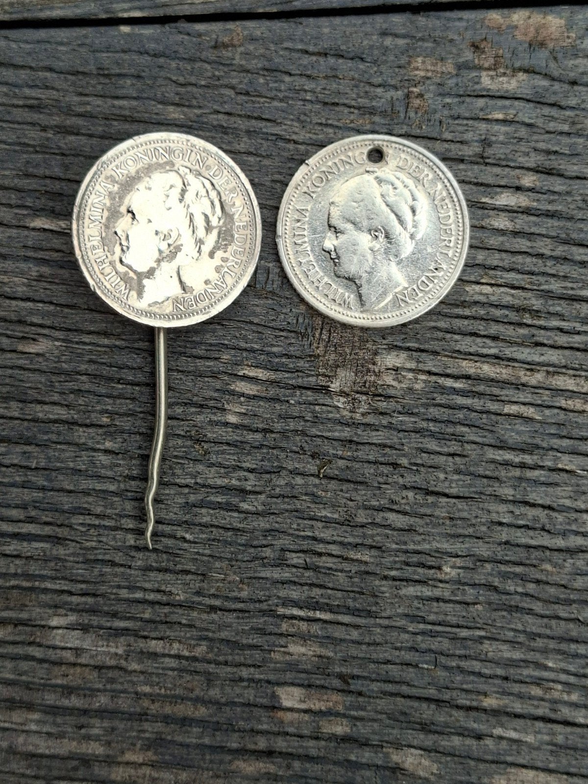 Stil verzet speldje en hangertje dubbeltjes WO2, Ophalen of Verzenden, Overige soorten, Nederland, Embleem of Badge