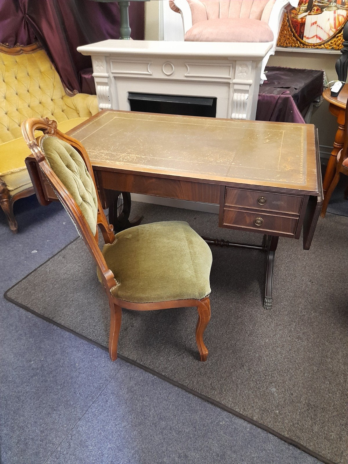 Antiek Engels bureau 135.00

Antieke barok stoel 75.00, Ophalen, Zo goed als nieuw