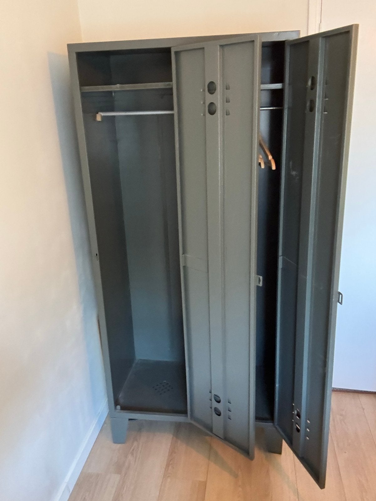 Vintage metal locker / kledingkast - industrieel design, Ophalen, Gebruikt