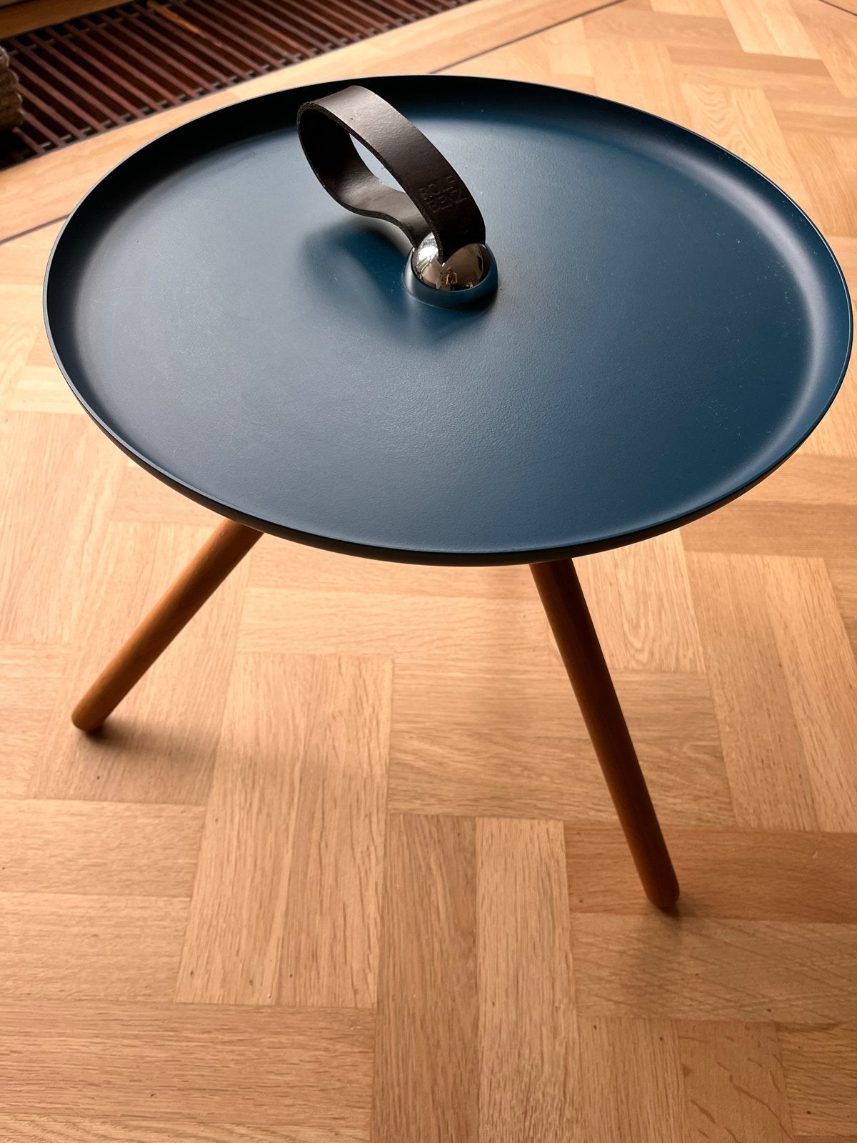 Rolf Benz bijzettafel - Donker groenblauw met leren handvat, Minder dan 45 cm, Minder dan 55 cm, Metaal of Aluminium, Rond