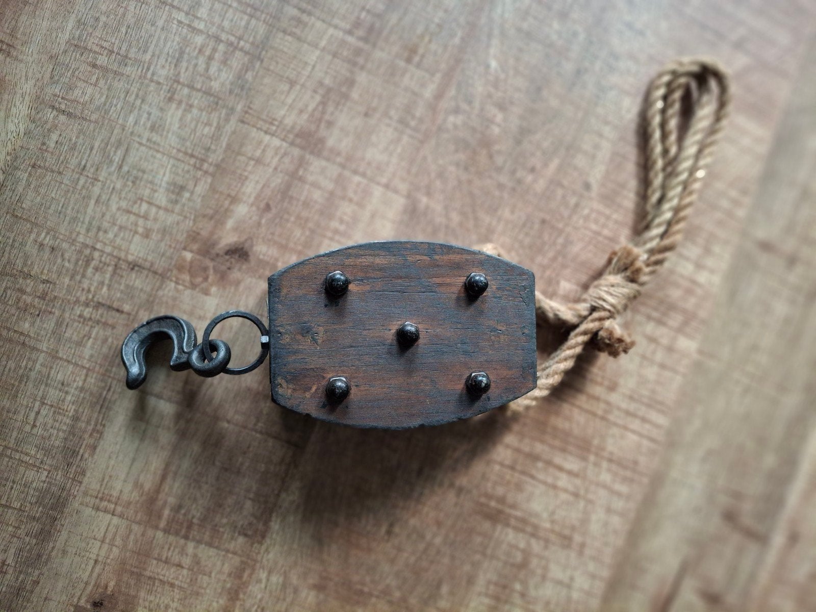 Houten Katrolblok met IJzeren schroeven en dik touw, Ophalen, Nieuw, Bruin, Hout