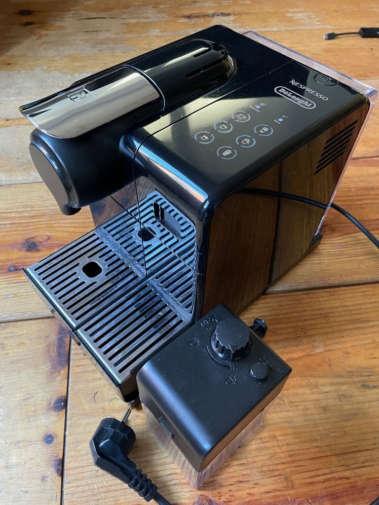 Nespresso DeLonghi | Zwart | Melkopschuimer | Capsulehouder, Witgoed en Apparatuur, Koffiezetapparaten, Ophalen, Koffiemachine