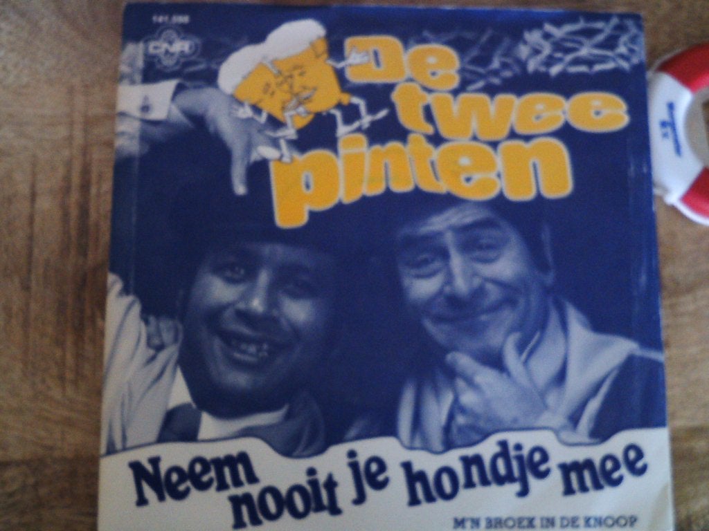 De Twee Pinten - Neem Nooit Je Hondje Mee  27jul, 7 inch, Ophalen of Verzenden, Zo goed als nieuw, Fotohoes