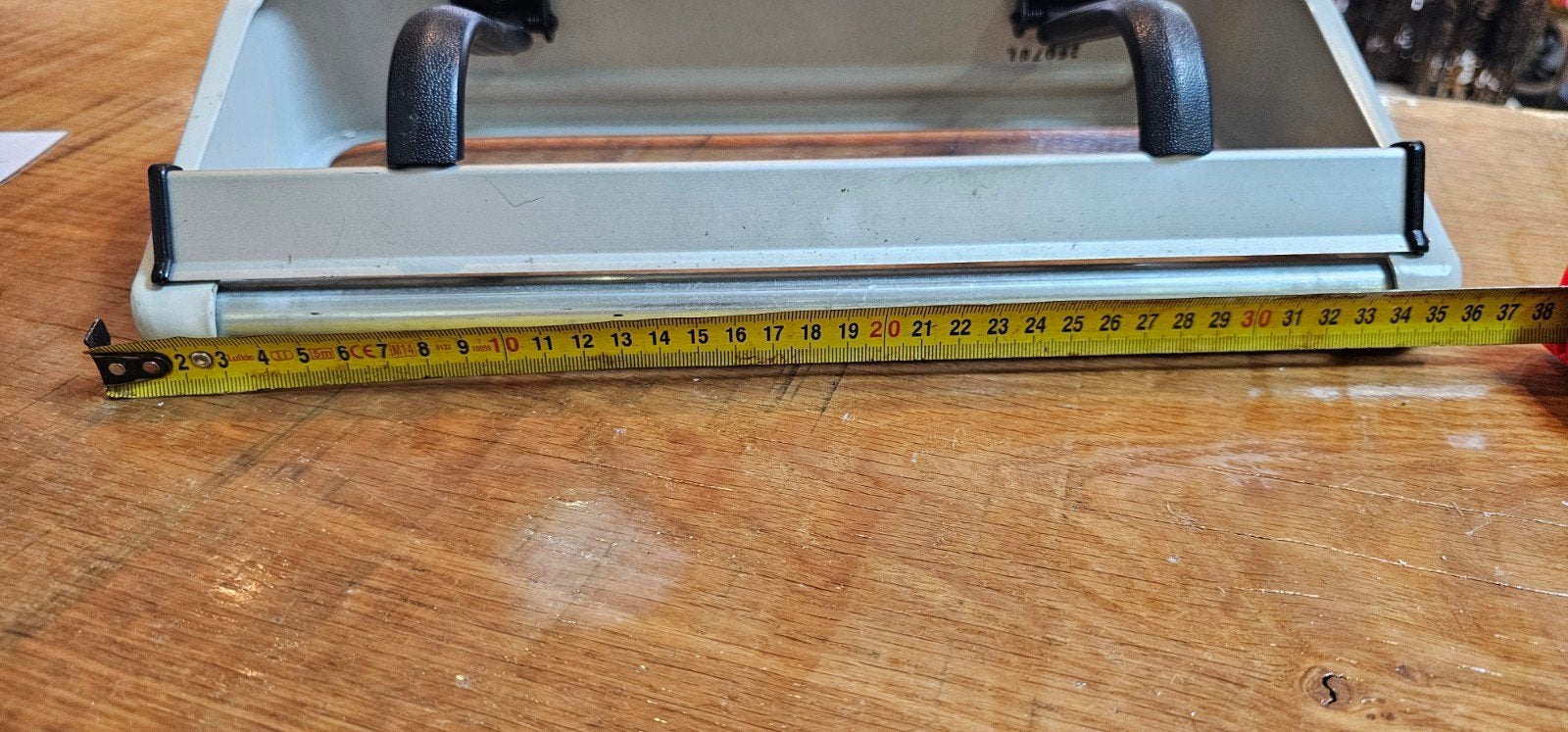 Metalen rolhouder / kadopapier houder en snijder, Diversen, Ophalen of Verzenden