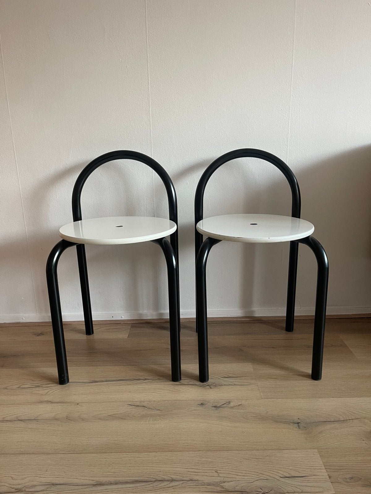 2 design krukjes – Memphis Milano / Gae Aulenti stijl, Huis en Inrichting, Ophalen, Zo goed als nieuw, Wit, Metaal