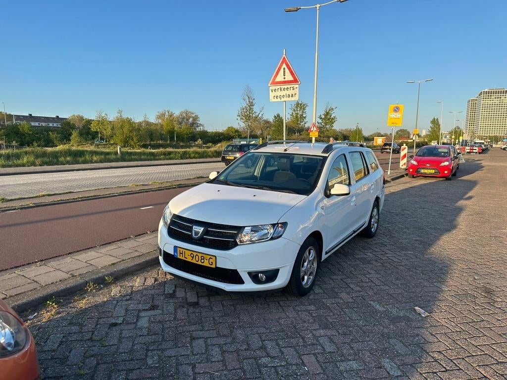 Dacia Logan 0.9 66KW TCE MCV 2015 Wit licht schade, Auto's, Voorwielaandrijving, 898 cc, 40 €/maand, Parkeerassistent