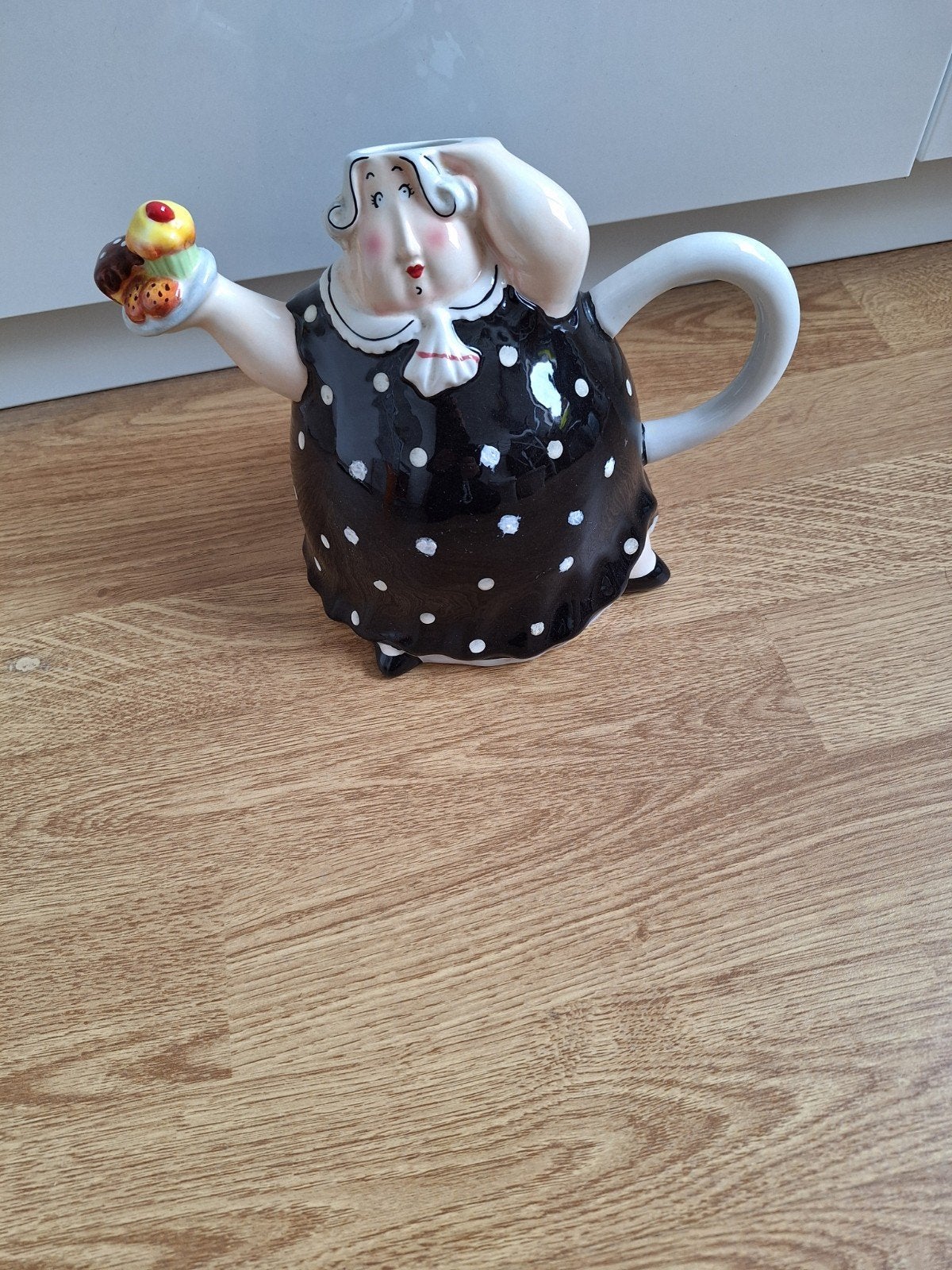 Mud Pie 'Fat Lady' theepot met stippen en gebak, Ophalen of Verzenden, Overige stijlen, Overige typen